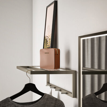 In a single element, Domì is a coat rack, hangers and hat stand